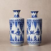 A pair of Chinese blue and white cylindrical vases, Qing dynasty, Kangxi period 清康熙 青花筒瓶一對 | Santos