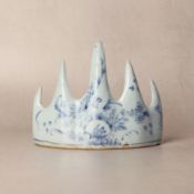 A Chinese blue and white 'mountain' brush rest, Qing dynasty, Kangxi period 清康熙 青花花卉紋山形筆擱 | Santos C
