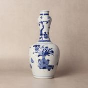 A Chinese blue and white garlic-mouth vase, Qing dynasty, Kangxi period 清康熙 青花花卉紋蒜頭瓶 | Santos Collec