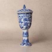 A Chinese blue and white goblet and cover, Qing dynasty, Kangxi period 清康熙 青花花卉紋高足蓋盃 | Santos Collec