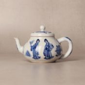 A small Chinese soft-paste blue and white teapot and cover, Qing dynasty, Kangxi period 清康熙 漿胎青花仕女圖小