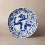 A Chinese blue and white 'figural' dish, Qing dynasty, Kangxi period 清康熙 青花人物故事圖盤 《大清康熙年製》款 | Santos