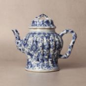 A fine Chinese blue and white 'bamboo' teapot and cover, Qing dynasty, Kangxi period 清康熙 青花竹節紋茶蓋壺 |