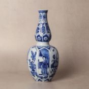 A Chinese blue and white 'ladies and boy' vase, Qing dynasty, Kangxi period 清康熙 青花仕女嬰戲圖瓶 | Santos Co