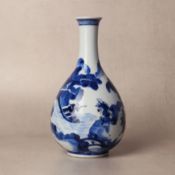 A fine Chinese blue and white 'Han Xin' pear-shaped vase, Qing dynasty, Kangxi period 清康熙 青花韓信故事圖玉壺春