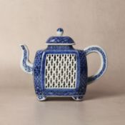 A Chinese export blue and white reticulated teapot and cover, Qing dynasty, Qianlong period 清乾隆 青花鏤空
