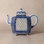 A Chinese export blue and white reticulated teapot and cover, Qing dynasty, Qianlong period 清乾隆 青花鏤空