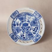 A Chinese blue and white 'floral' reticulated dish, Qing dynasty, Kangxi period 清康熙 青花鏤空花卉紋盤 | Santo
