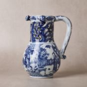 A rare Chinese export blue and white 'puzzle' jug, Qing dynasty, Kangxi period 清康熙 青花庭院仕女圖執壺 | Santo