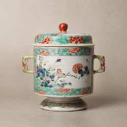 A Chinese famille-verte double-handled 'floral' pot and cover, Qing dynasty, Kangxi period 清康熙 五彩花卉圖