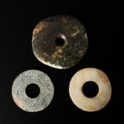 A group of three archaistic jade discs, bi, 19th/20th century 十九/二十世紀 仿古玉璧一組三件