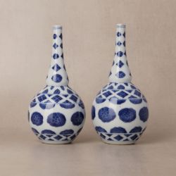 Two rare Chinese export blue and white 'floral' sprinklers, Qing dynasty, Kangxi period 清康熙 青花花卉紋長頸瓶