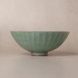 A fine Chinese Longquan celadon 'lotus' bowl, Southern Song dynasty 南宋 龍泉窯青釉蓮瓣紋盌