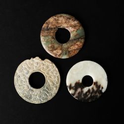 A group of archaistic jade discs, bi, 19th/20th century 十九/二十世紀 仿古玉璧一組三件