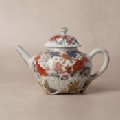 A Chinese export famille-rose 'fish pond' teapot, Qing dynasty, Yongzheng period 清雍正 粉彩魚藻紋蓋壼 | Santo