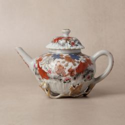 A Chinese export famille-rose 'fish pond' teapot, Qing dynasty, Yongzheng period 清雍正 粉彩魚藻紋蓋壼 | Santo