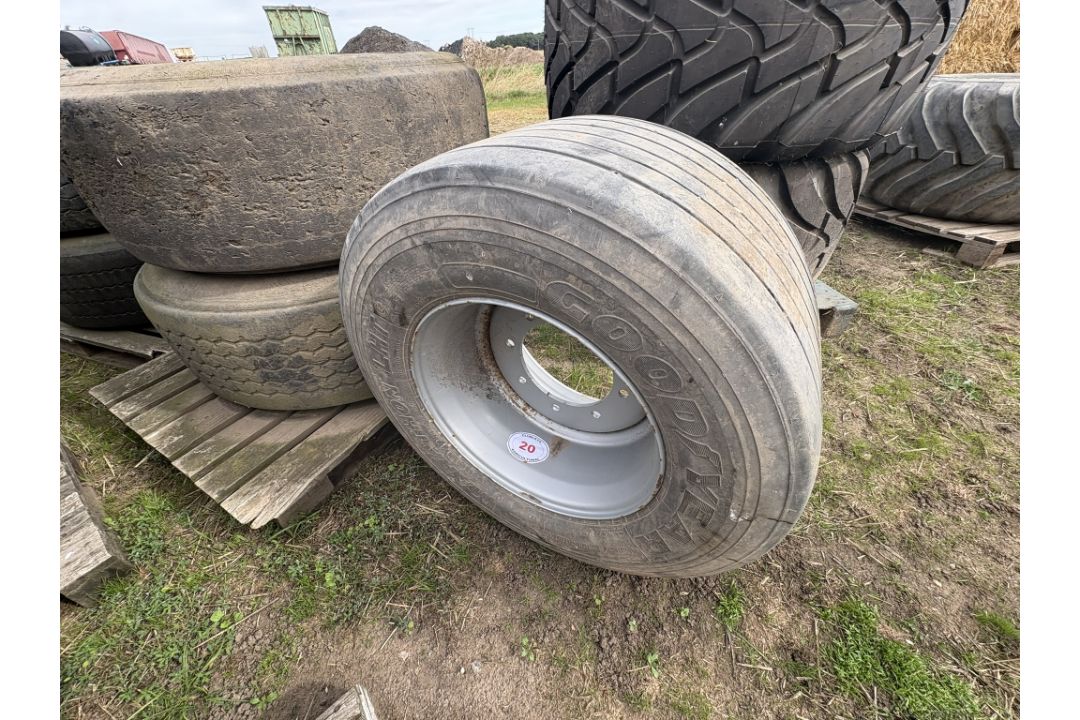 1no. 8 Stud Rim with 435/50 R19.5 Tyre
