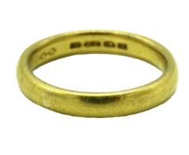 A 22ct gold band, 5.3g, size N
