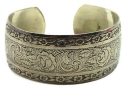 A sterling silver cuff with chased floral decor, 2