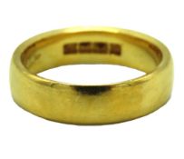 A 22ct gold band, 7g, size M