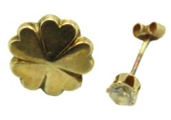 Two odd 9ct gold earrings, 1g