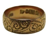 An 1895 Chester 9ct gold ring with carved decor, 4g, size P