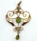 An Edwardian 9ct gold pendant set with peridot & p