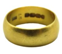 A 22ct gold band, 6.9g, size L