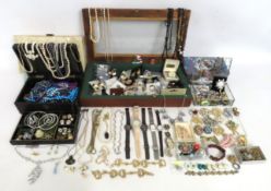 A quantity of costume jewellery items including de