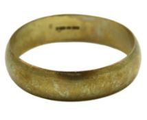 A 9ct gold band, 3.5g, size V