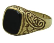A 9ct gold ring with carved decor, set with onyx,