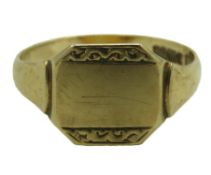 A 9ct gold signet ring, 2.7g, size S