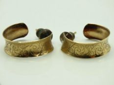 A pair of 9ct earrings with chased decor, 17mm wid