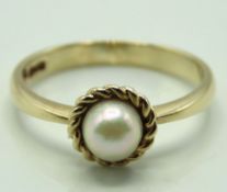 A 9ct gold ring set with cultured pearl, 2.3g, siz