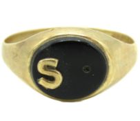 A 9ct gold ring set with onyx, lacking additional