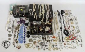 A quantity of costume jewellery items including la