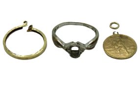 Three 9ct gold items including a half sovereign mo