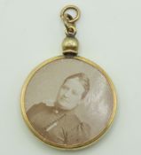 A 9ct gold mounted memorial pendant, 25mm diameter