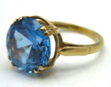 A 9ct gold cocktail ring set with topaz, stone 14m