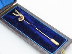 A boxed 9ct gold tie pin set with small diamond, 6