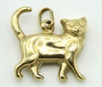 A 9ct gold cat charm, 16mm wide, 0.7g