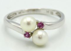 A 9ct white gold ring set with pink sapphire & pea