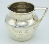 An early 20thC. London silver cream jug, marks rub