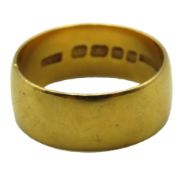 A 1960 22ct gold band, 8.5g, size P/Q