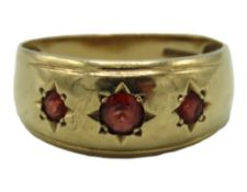 A 9ct gold ring set with garnet, 4g, size T/U