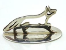 A 1912 Birmingham silver place card holder depicting a fox by C & C Hodgetts, 40mm x 25mm, 12g