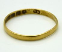 An antique 22ct gold band, 1g, size L/M