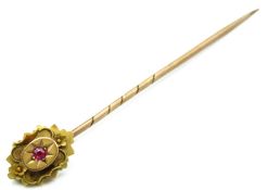 A Victorian 9ct gold tie pin set with ruby, head 1