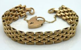 A 9ct gold bracelet with padlock, 180mm long, 19.9