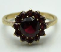 A 9ct gold ring set with garnet, 3g, size N/O